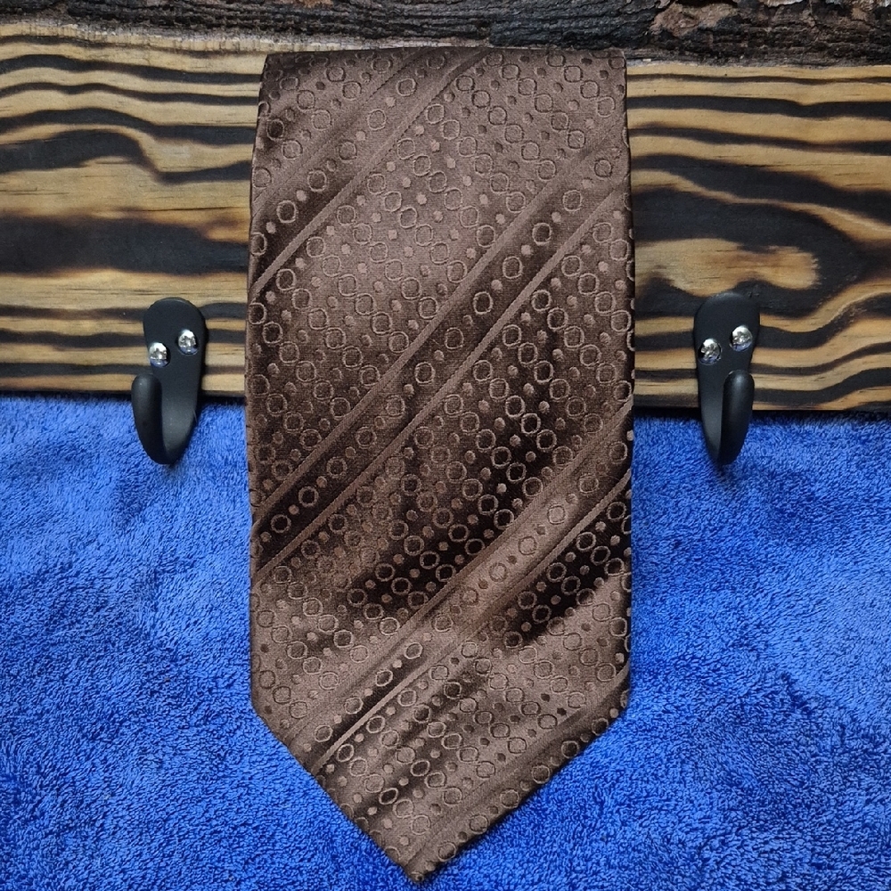 Sophisticated Brown Silk Tie with Textured Pattern